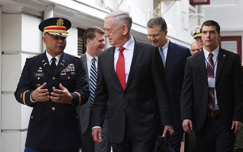 Những hình ảnh đầu tiên của Bộ trưởng Quốc phòng Mỹ tại Việt Nam